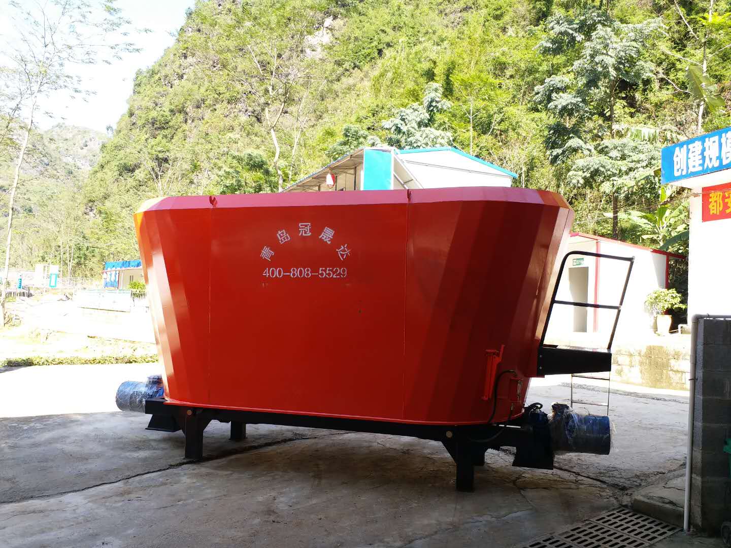 河南某公司購(gòu)買固定式TMR攪拌機(jī) 河南某公司購(gòu)買固定式TMR攪拌機(jī)