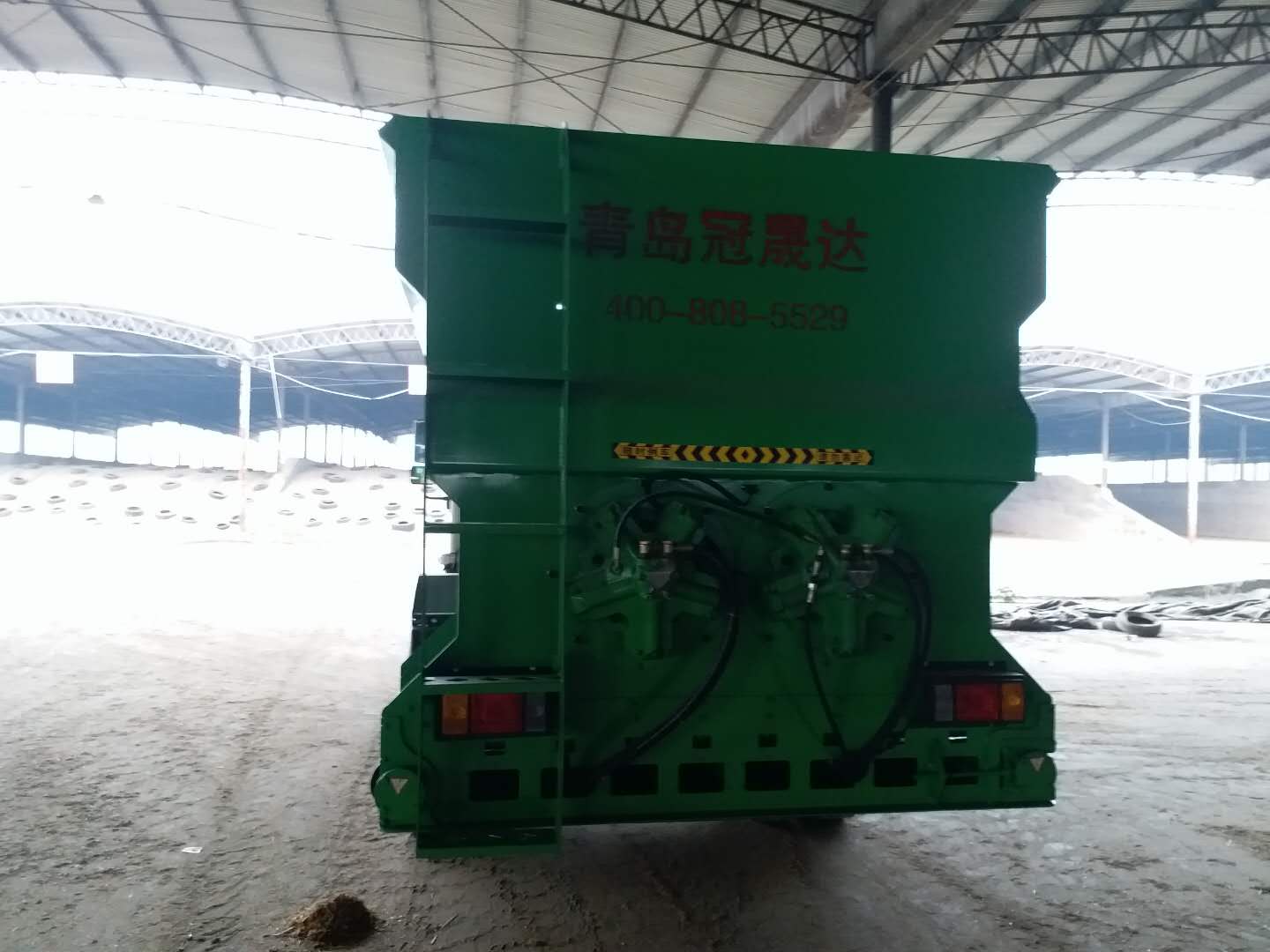 河南某公司購(gòu)買雙側(cè)撒料車 河南某公司購(gòu)買雙側(cè)撒料車